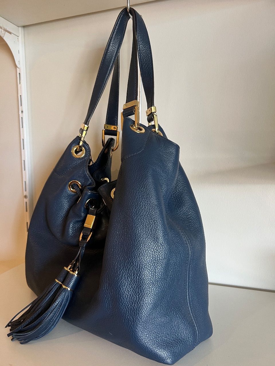 Bolsa hobo couro marinho com borla pequena — foto 2