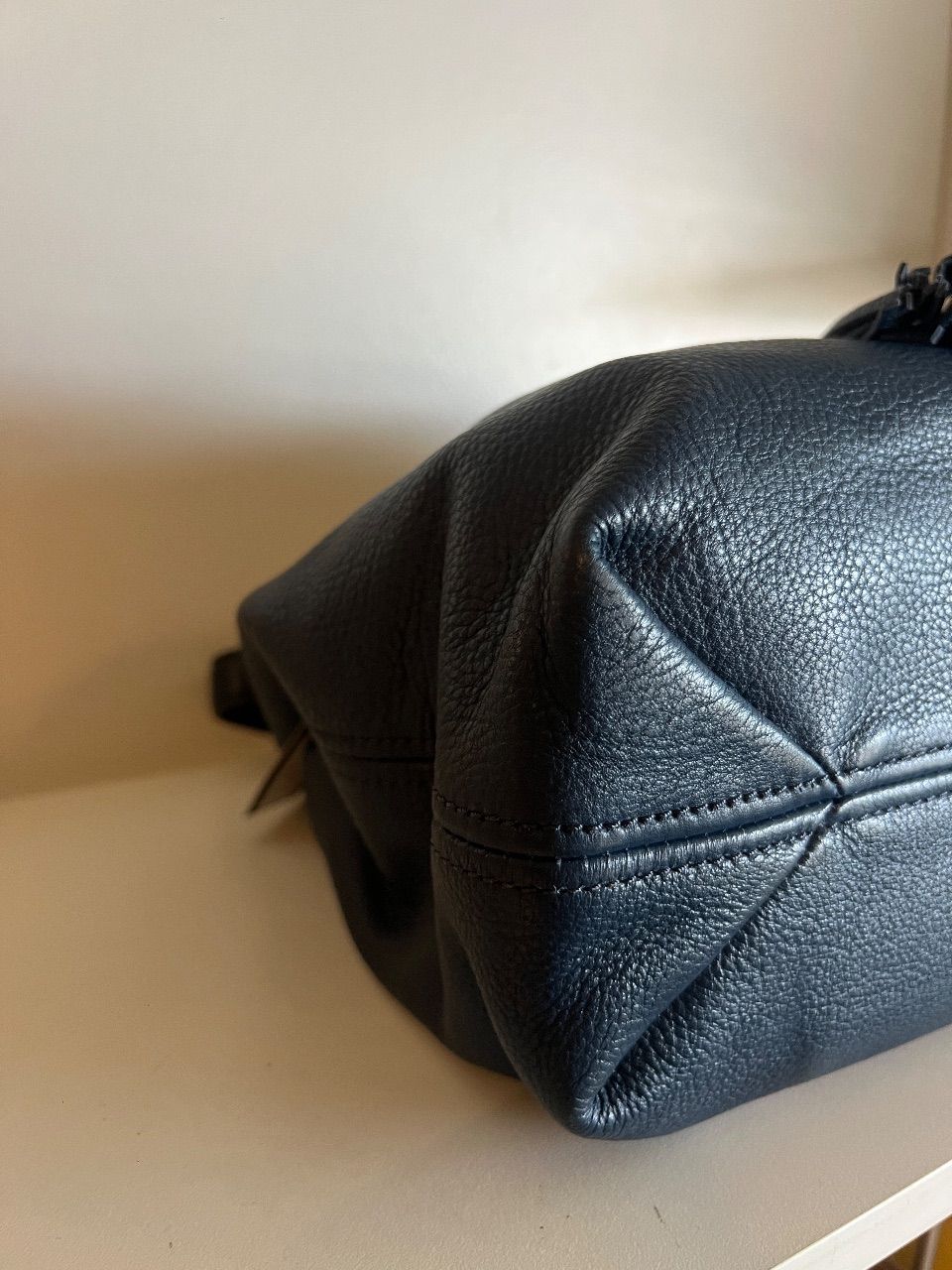 Bolsa hobo couro marinho com borla pequena — foto 5