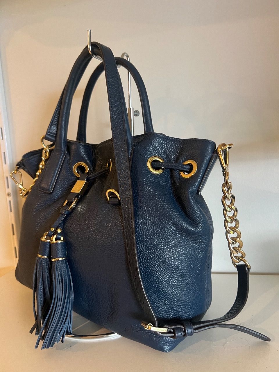 Bolsa bucket couro marinho com corrente média — foto 2