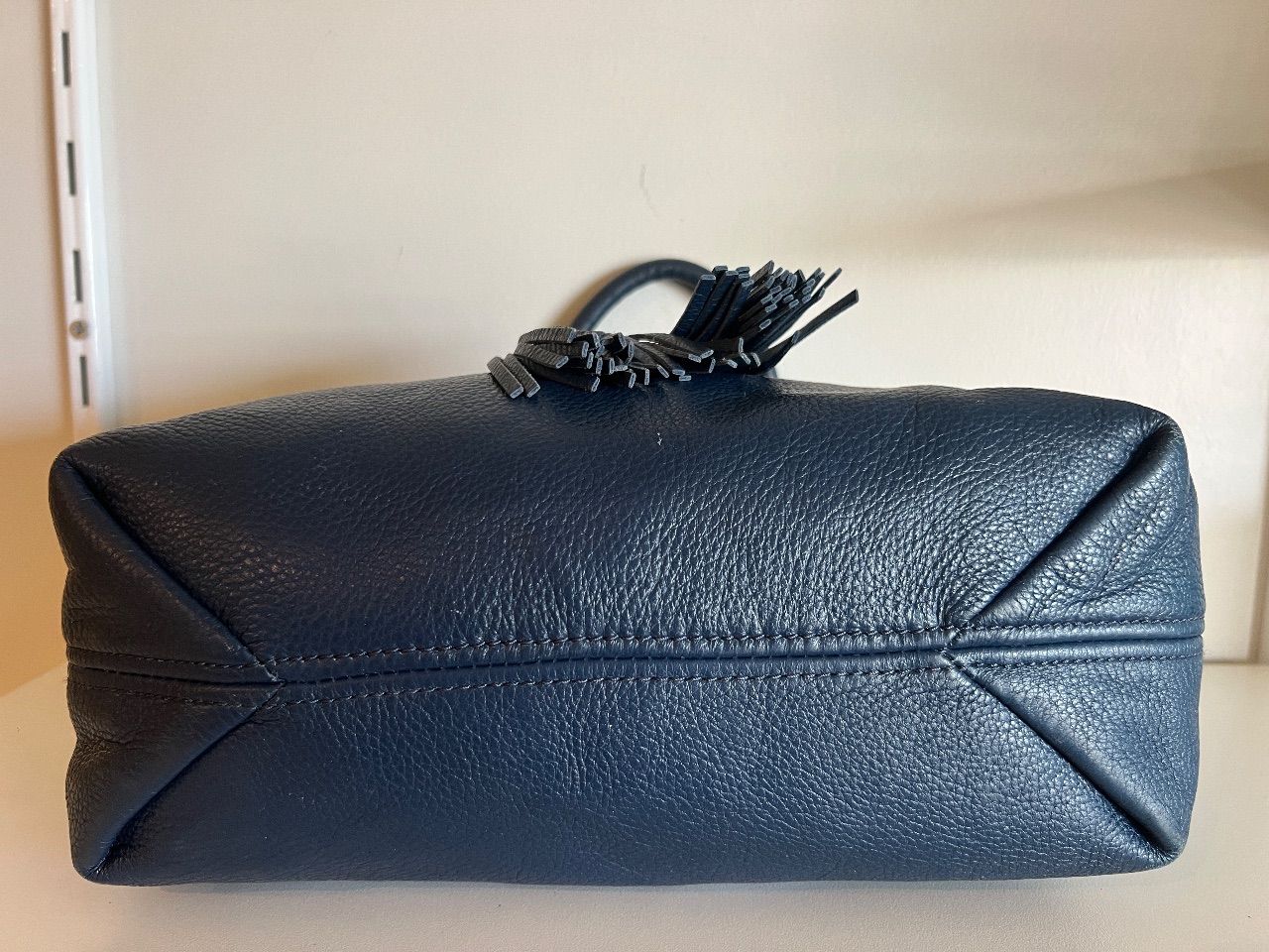 Bolsa bucket couro marinho com corrente média — foto 3