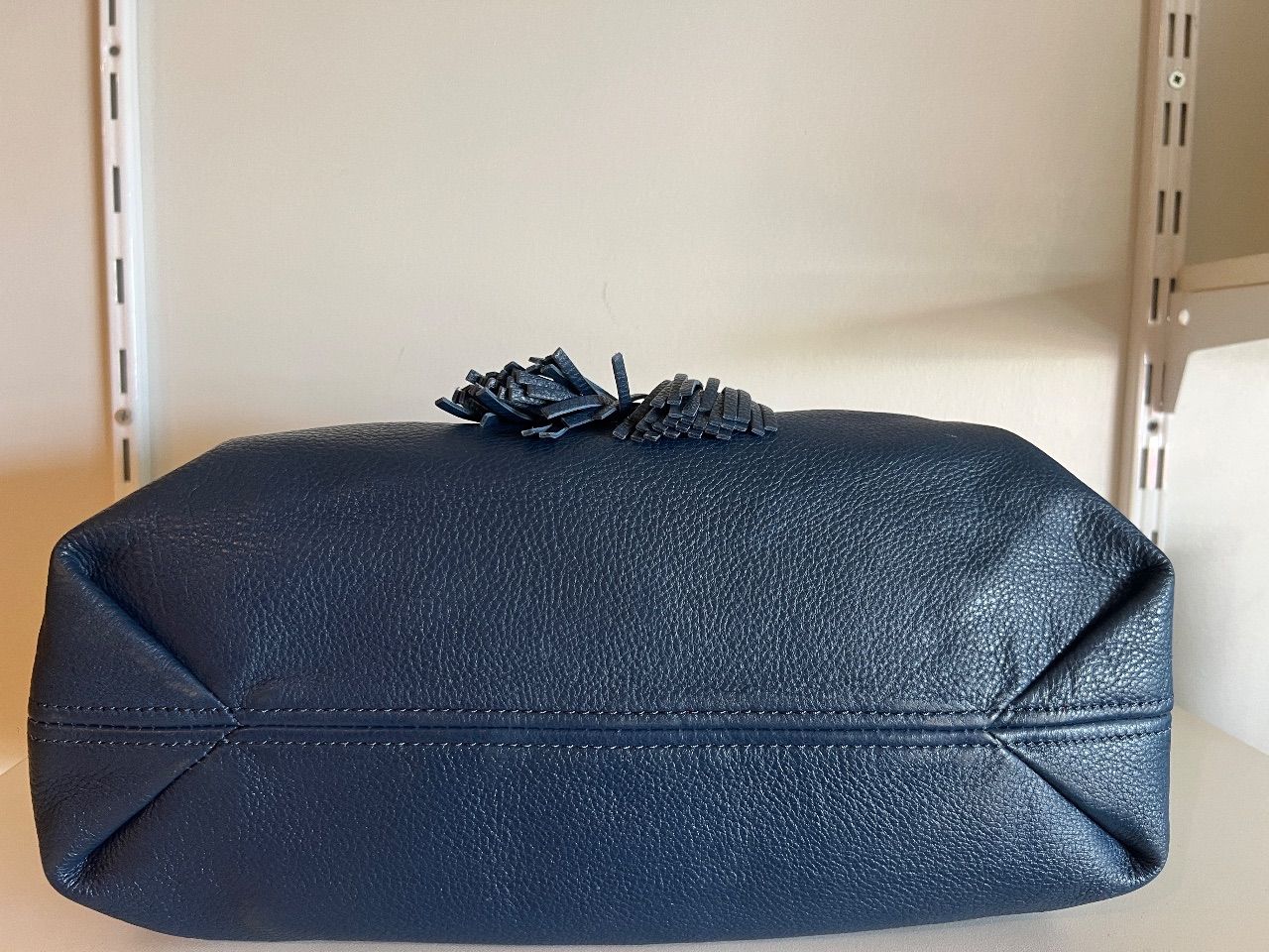 Bolsa bucket couro marinho com corrente média — foto 4