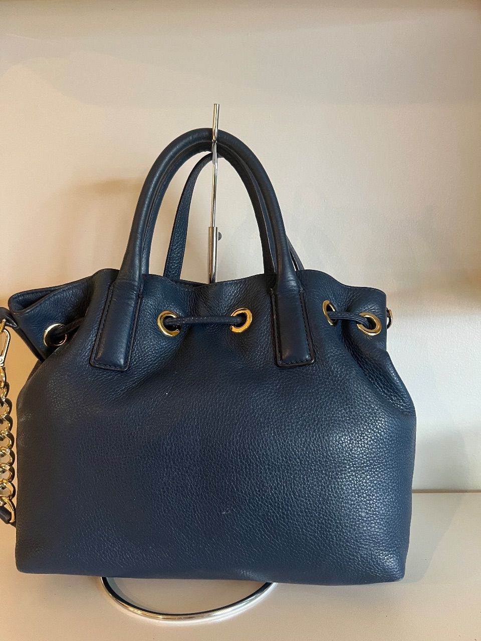 Bolsa bucket couro marinho com corrente média — foto 5