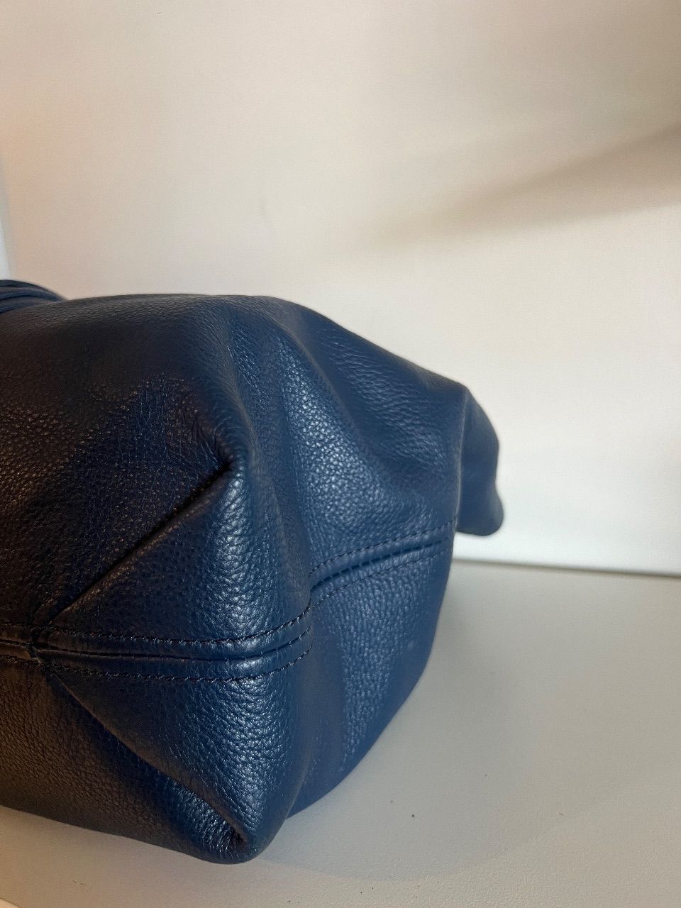 Bolsa bucket couro marinho com corrente média — foto 6
