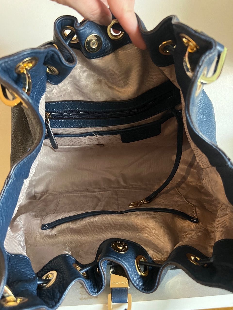 Bolsa bucket couro marinho com corrente média — foto 8