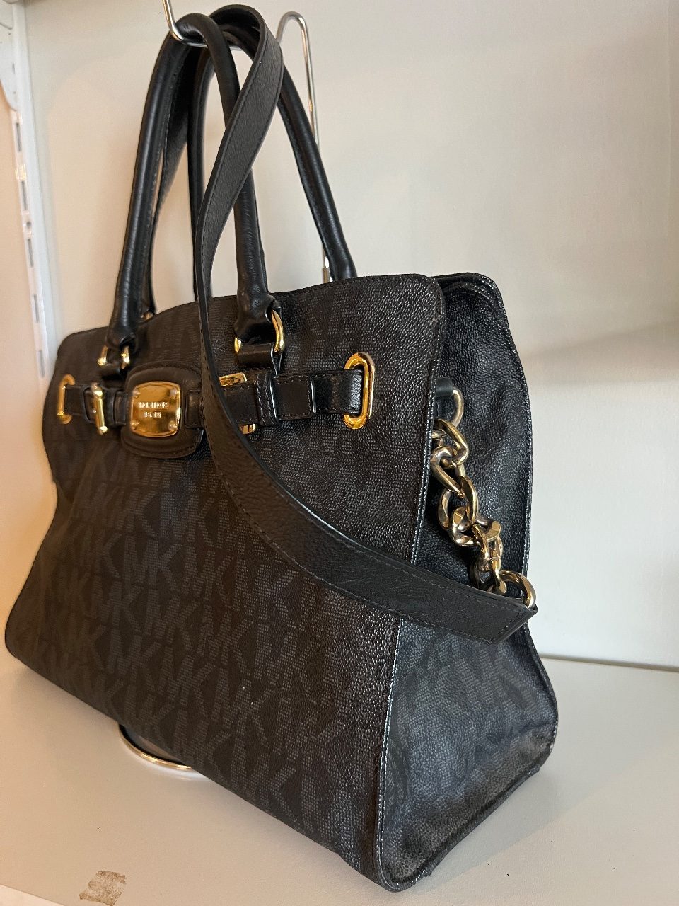 Bolsa Hamilton satchel monograma preta com corrente — foto 2