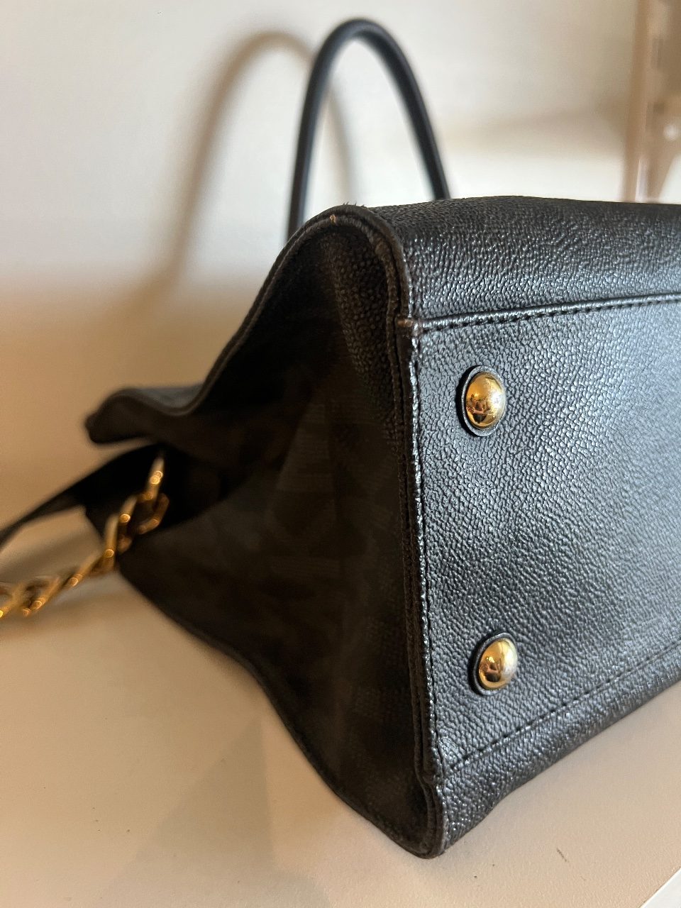 Bolsa Hamilton satchel monograma preta com corrente — foto 5