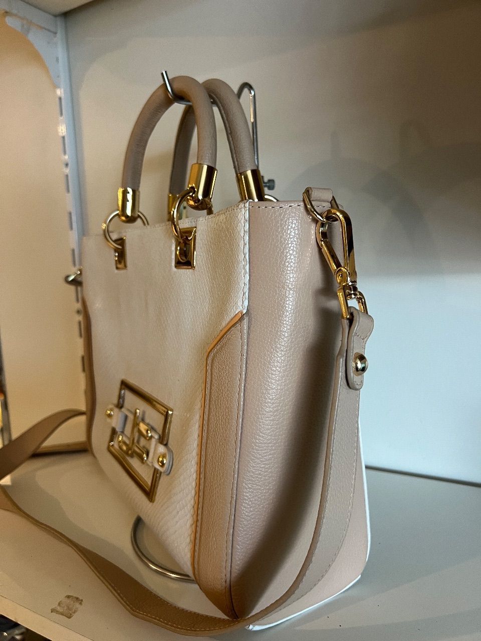 Bolsa tote couro texturizado off-white com alça bege — foto 2