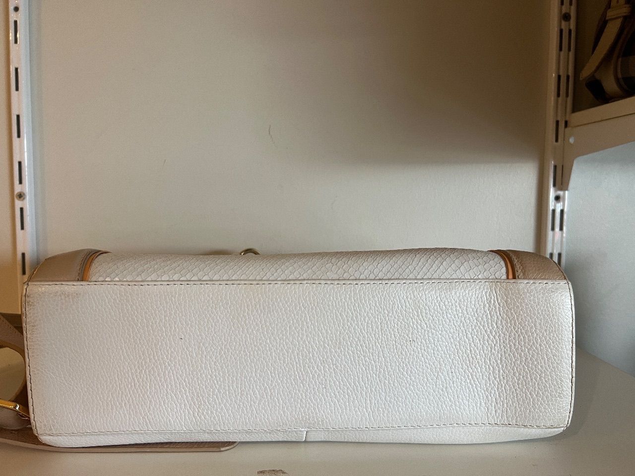 Bolsa tote couro texturizado off-white com alça bege — foto 3
