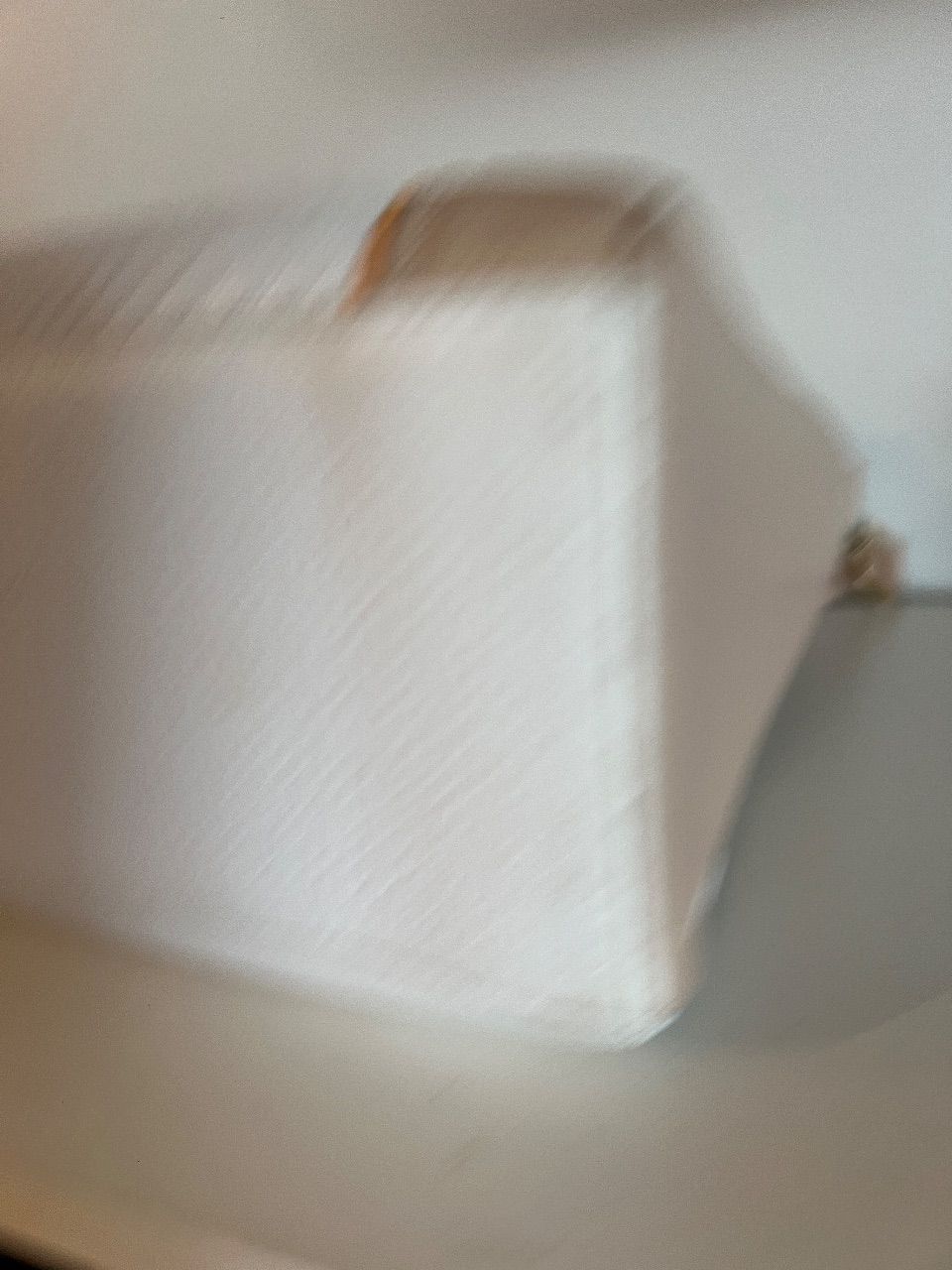 Bolsa tote couro texturizado off-white com alça bege — foto 4
