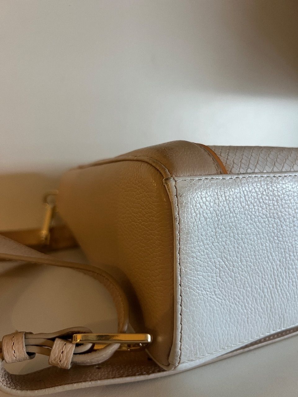 Bolsa tote couro texturizado off-white com alça bege — foto 5