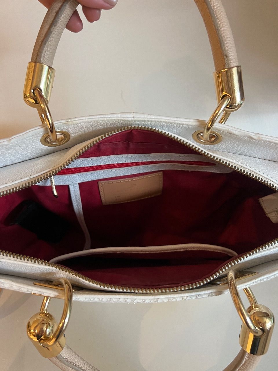 Bolsa tote couro texturizado off-white com alça bege — foto 6