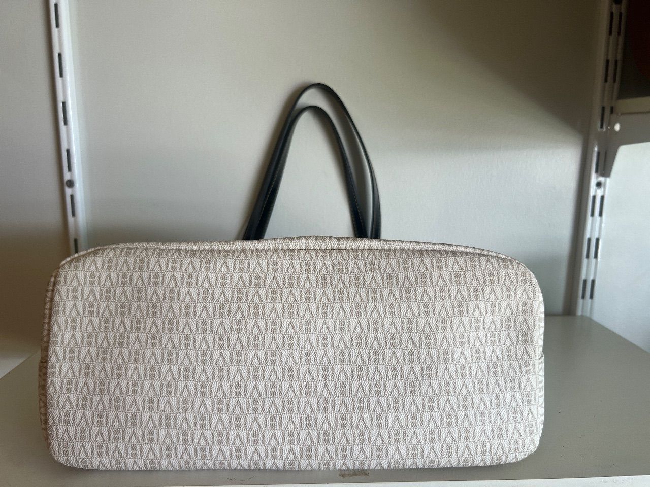 Bolsa tote canvas monograma branco com listras pretas — foto 3