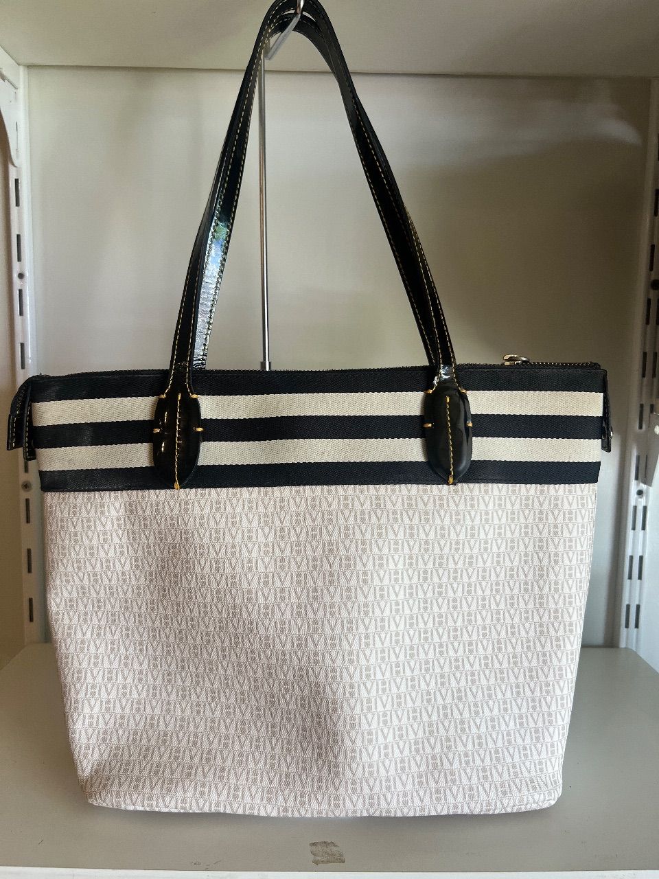 Bolsa tote canvas monograma branco com listras pretas — foto 4