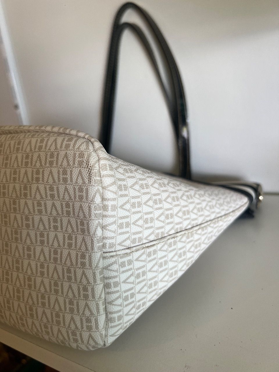 Bolsa tote canvas monograma branco com listras pretas — foto 5