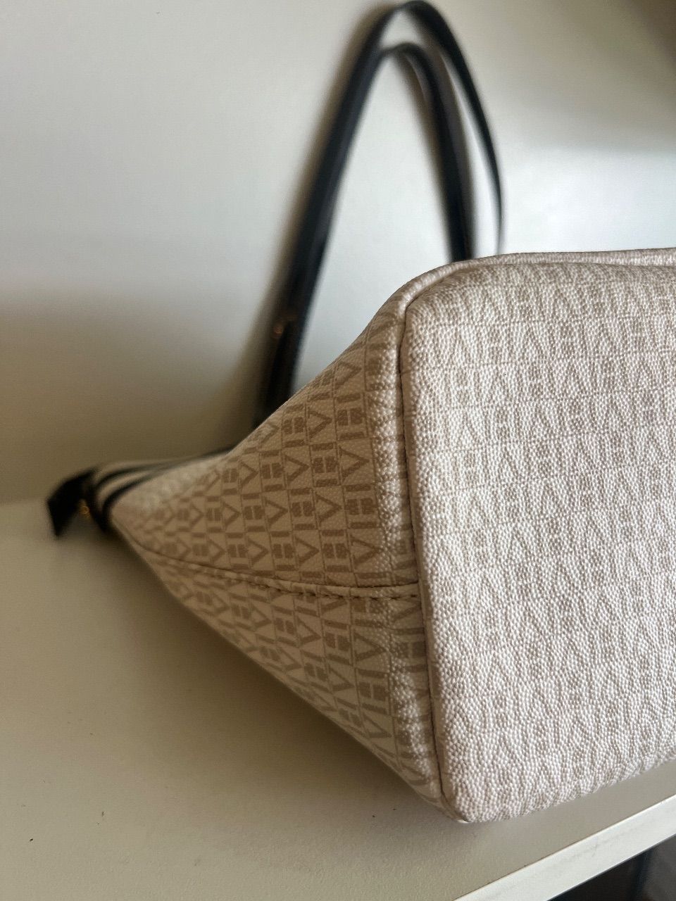 Bolsa tote canvas monograma branco com listras pretas — foto 6