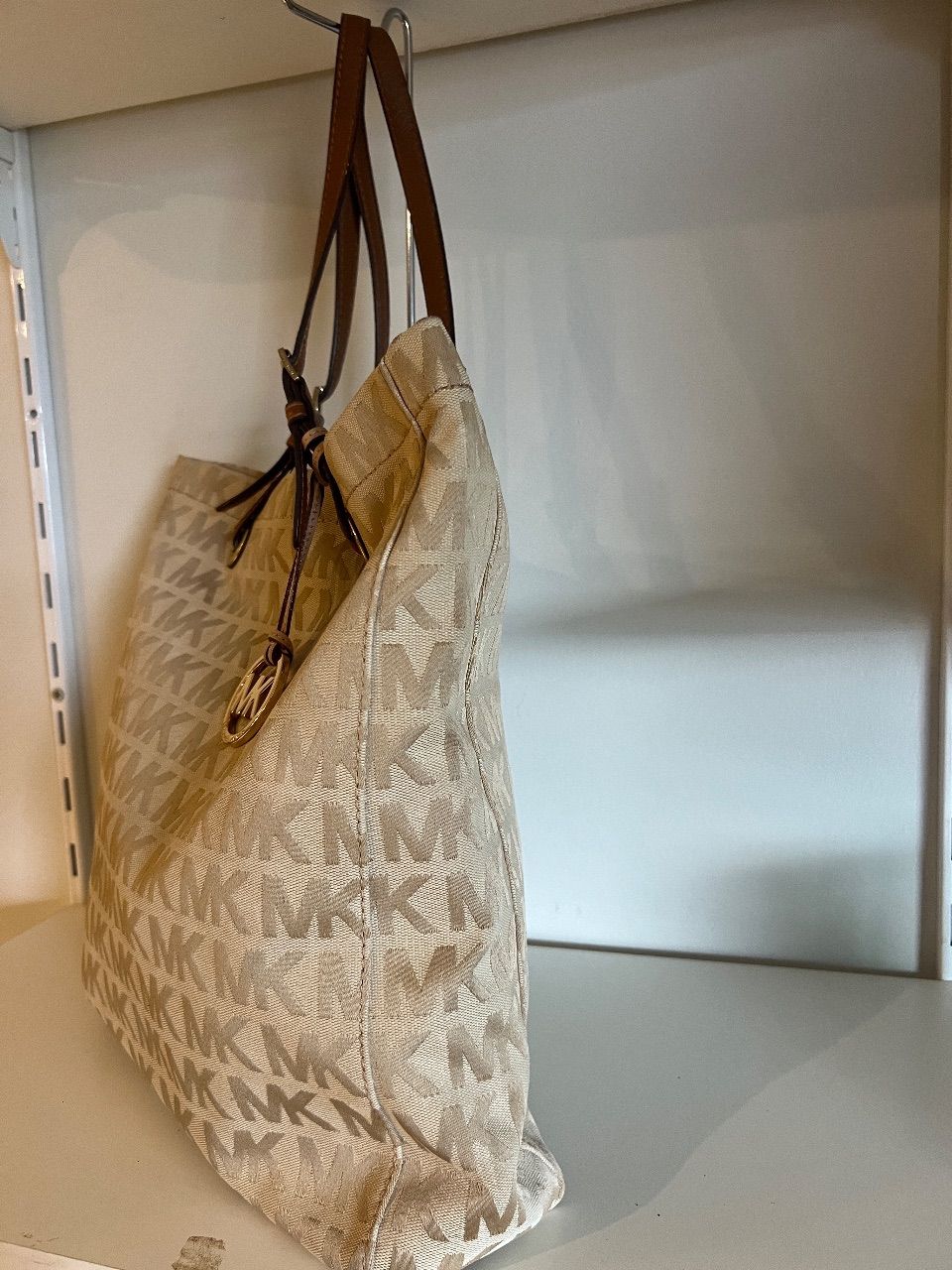Bolsa tote tecido monograma bege com alças de couro — foto 2