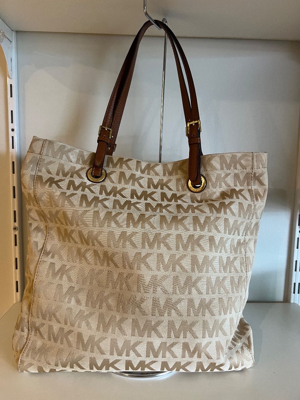 Bolsa tote tecido monograma bege com alças de couro — foto 3