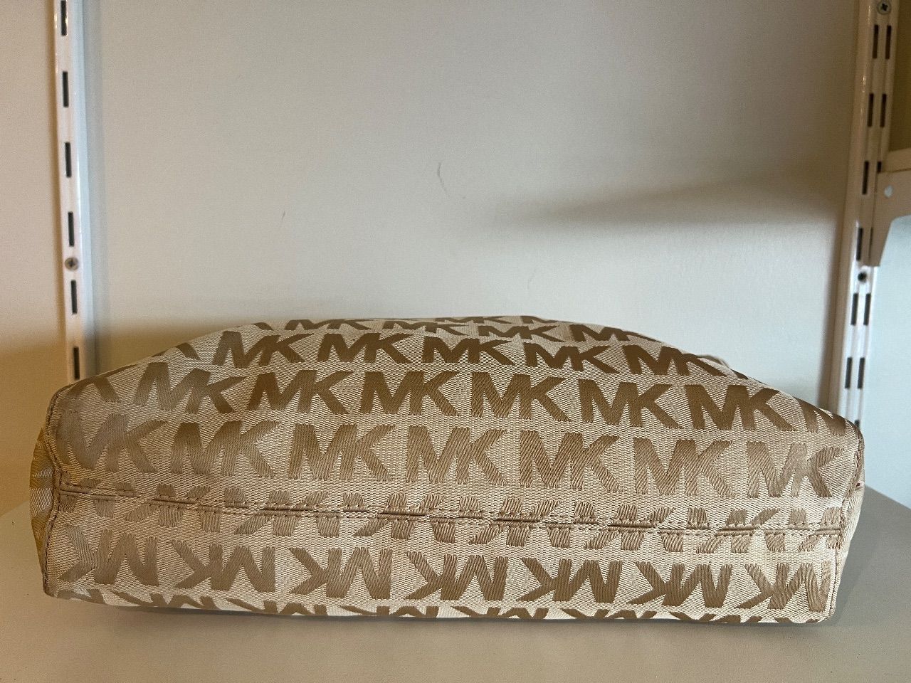 Bolsa tote tecido monograma bege com alças de couro — foto 4
