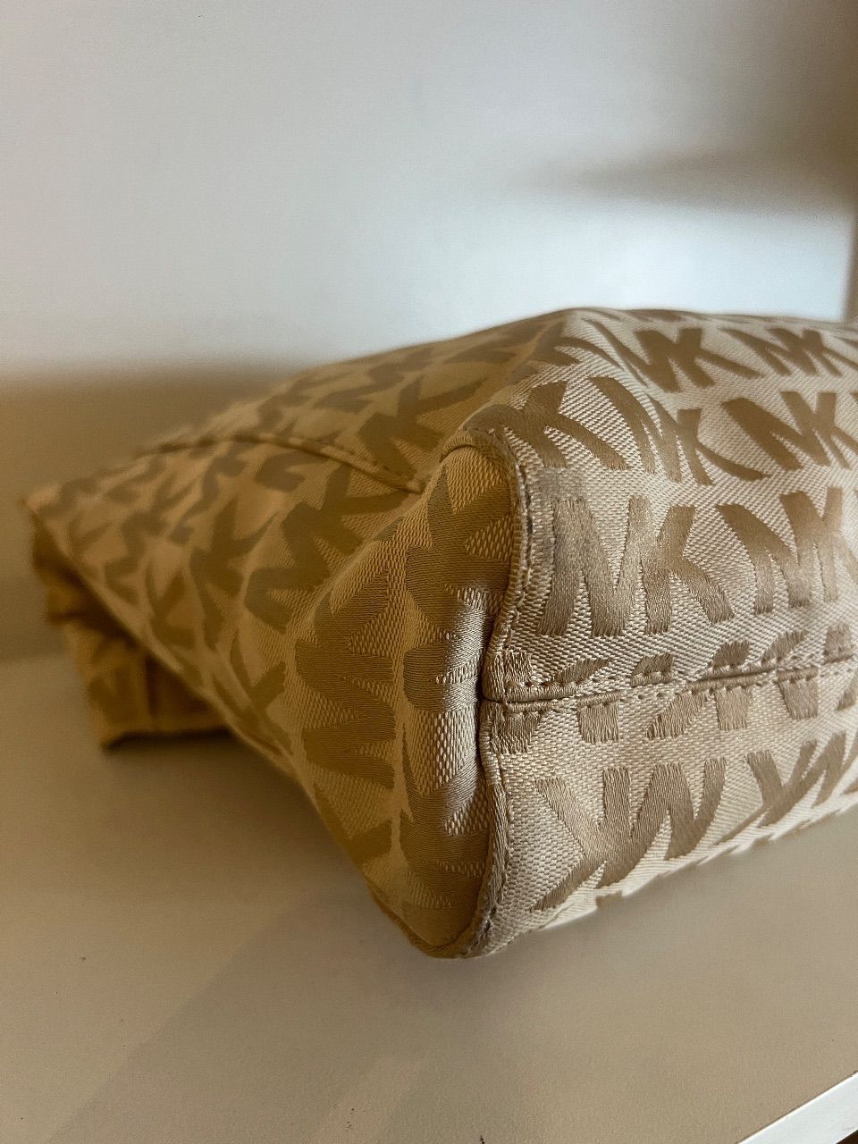 Bolsa tote tecido monograma bege com alças de couro — foto 5