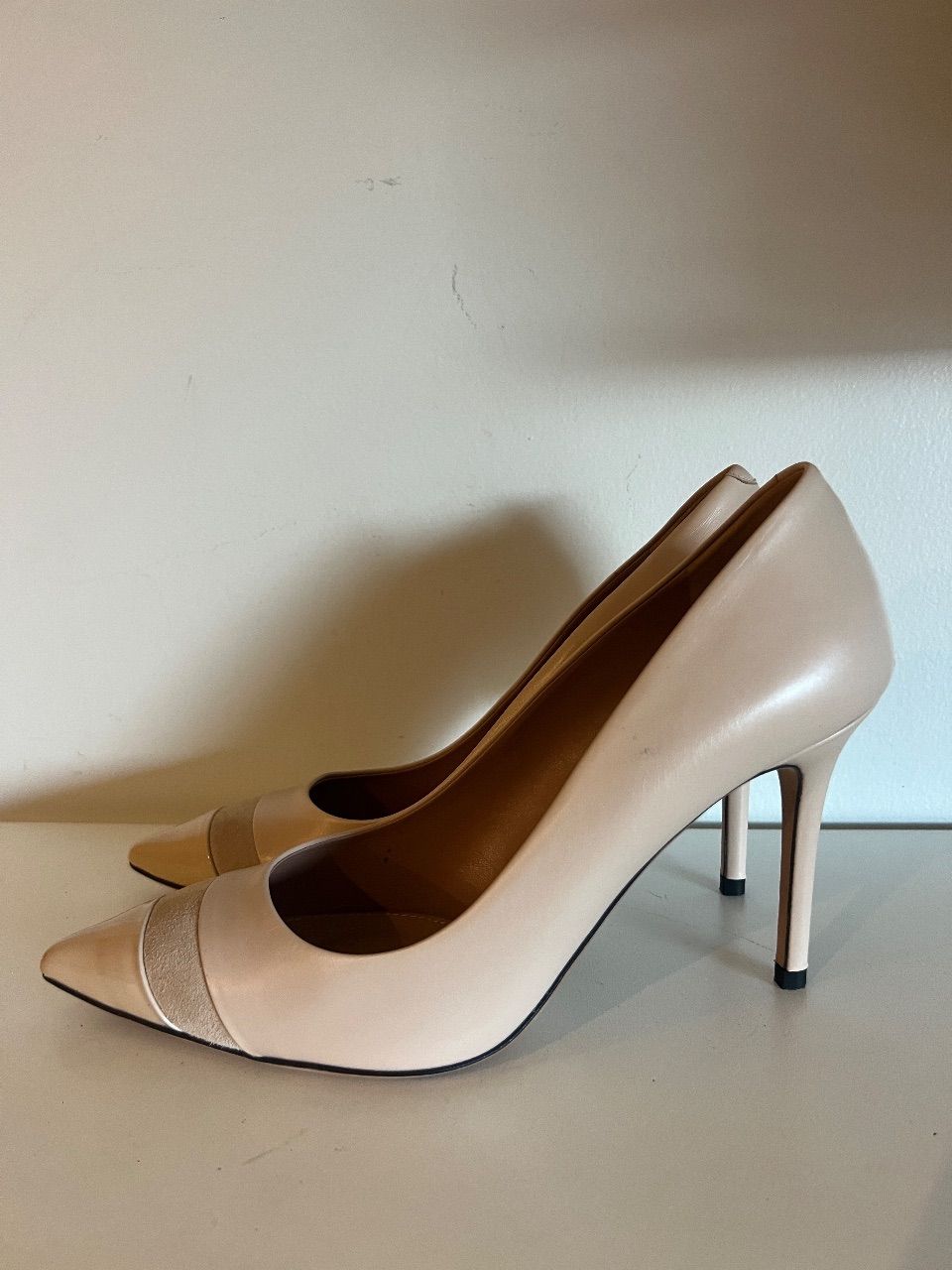 Sapato de couro com detalhe em camurça nude 37 BR — foto 2
