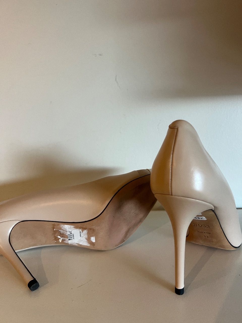 Sapato de couro com detalhe em camurça nude 37 BR — foto 4