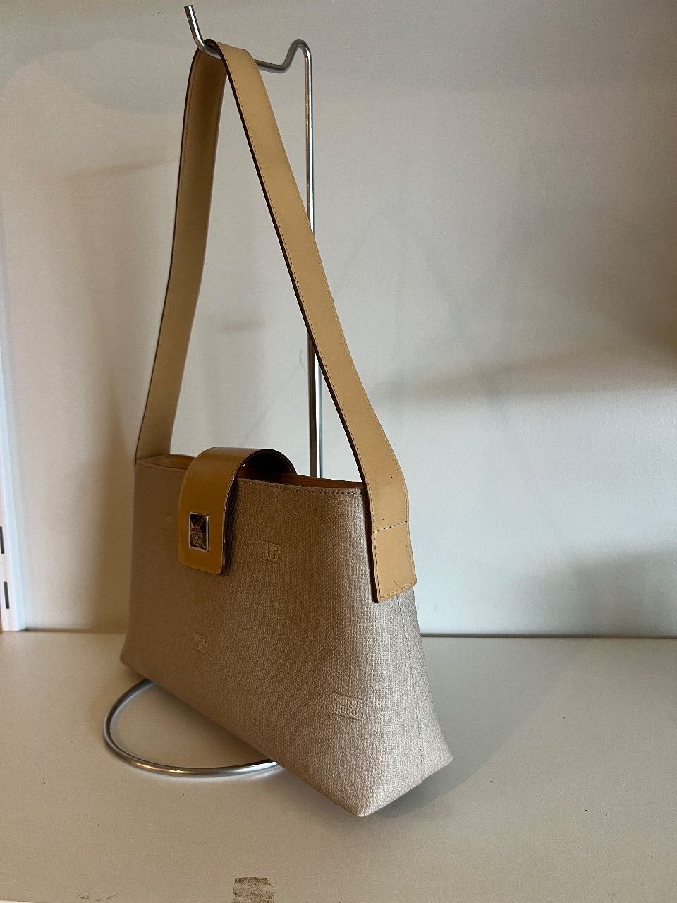 Bolsa de ombro monograma bege com fecho — foto 2