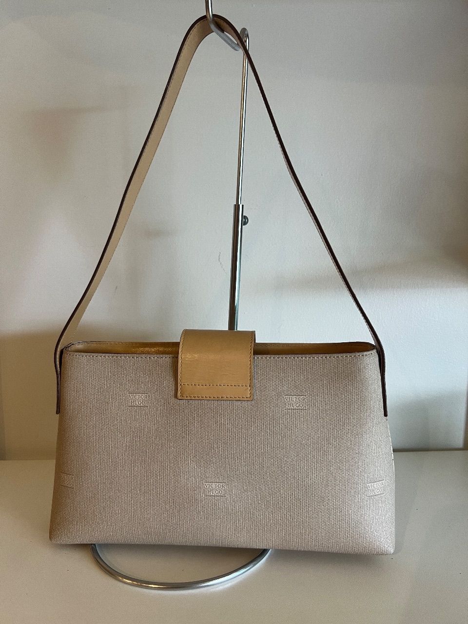Bolsa de ombro monograma bege com fecho — foto 3