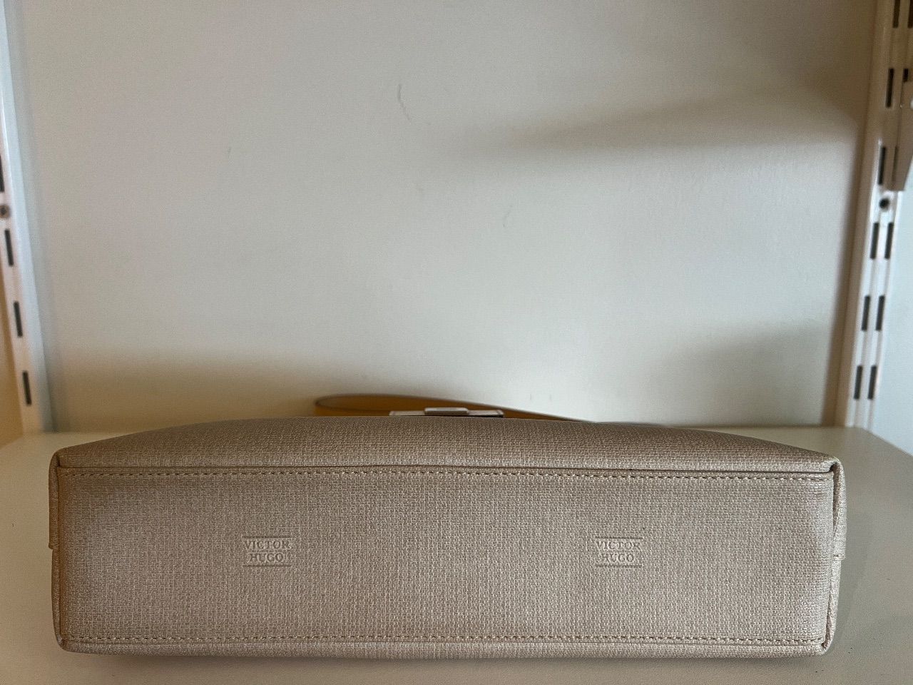Bolsa de ombro monograma bege com fecho — foto 4