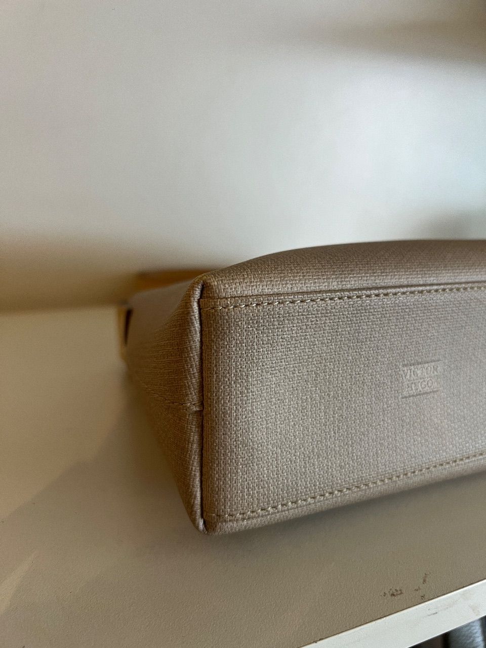 Bolsa de ombro monograma bege com fecho — foto 6