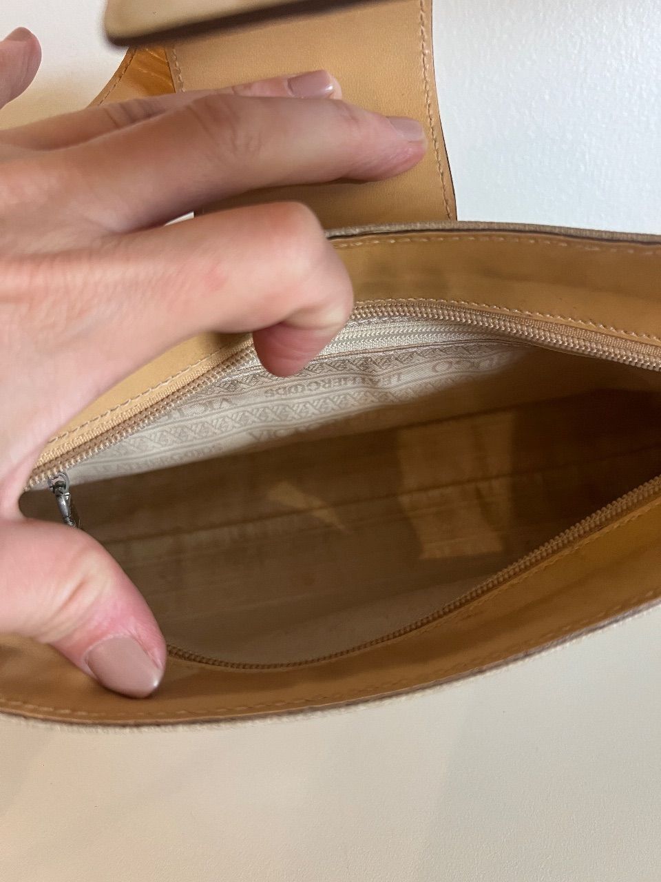 Bolsa de ombro monograma bege com fecho — foto 8