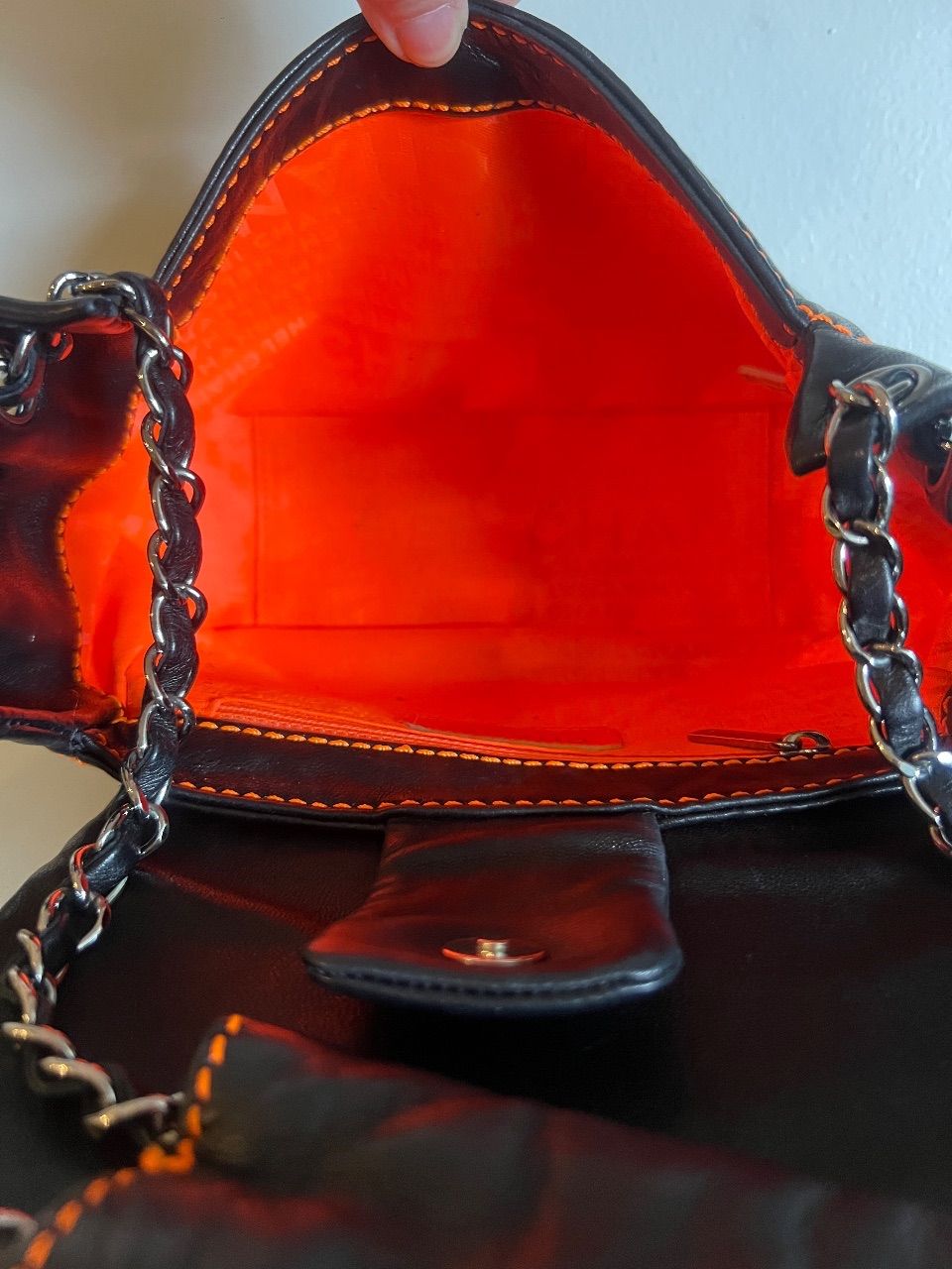 Bolsa Wild Stitch Flap couro preto pesponto laranja CC — foto 10