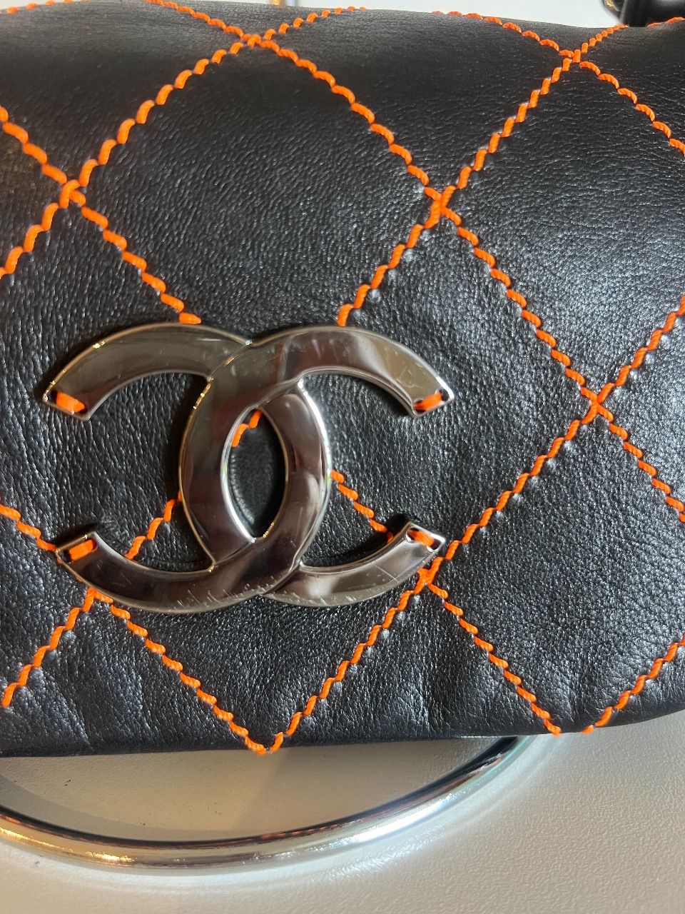 Bolsa Wild Stitch Flap couro preto pesponto laranja CC — foto 2