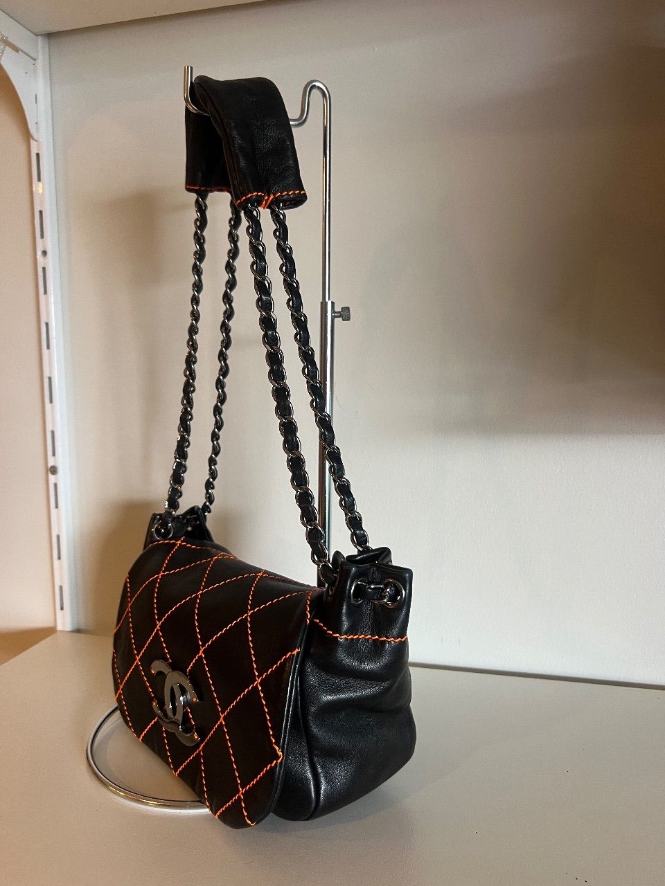 Bolsa Wild Stitch Flap couro preto pesponto laranja CC — foto 3