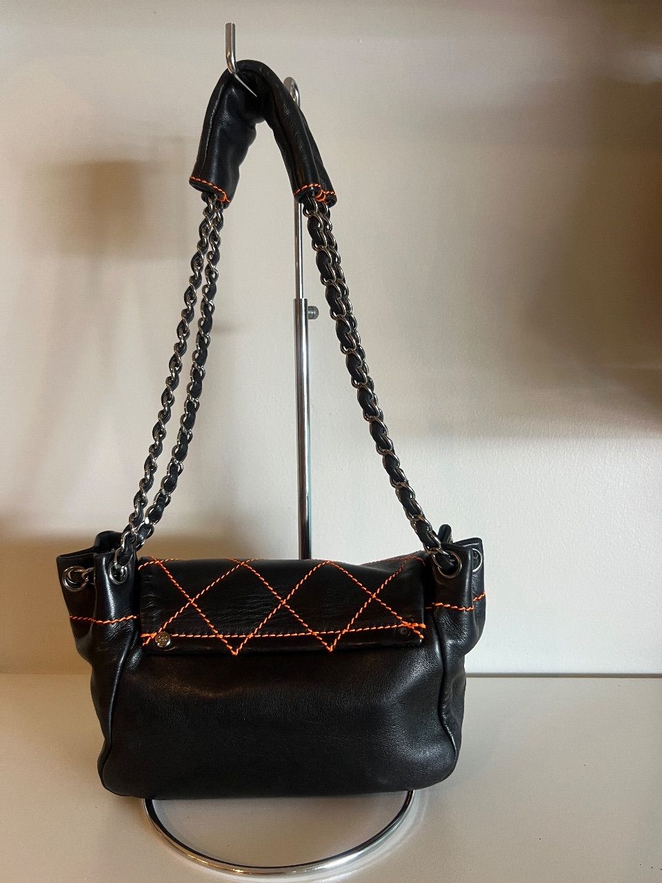 Bolsa Wild Stitch Flap couro preto pesponto laranja CC — foto 4