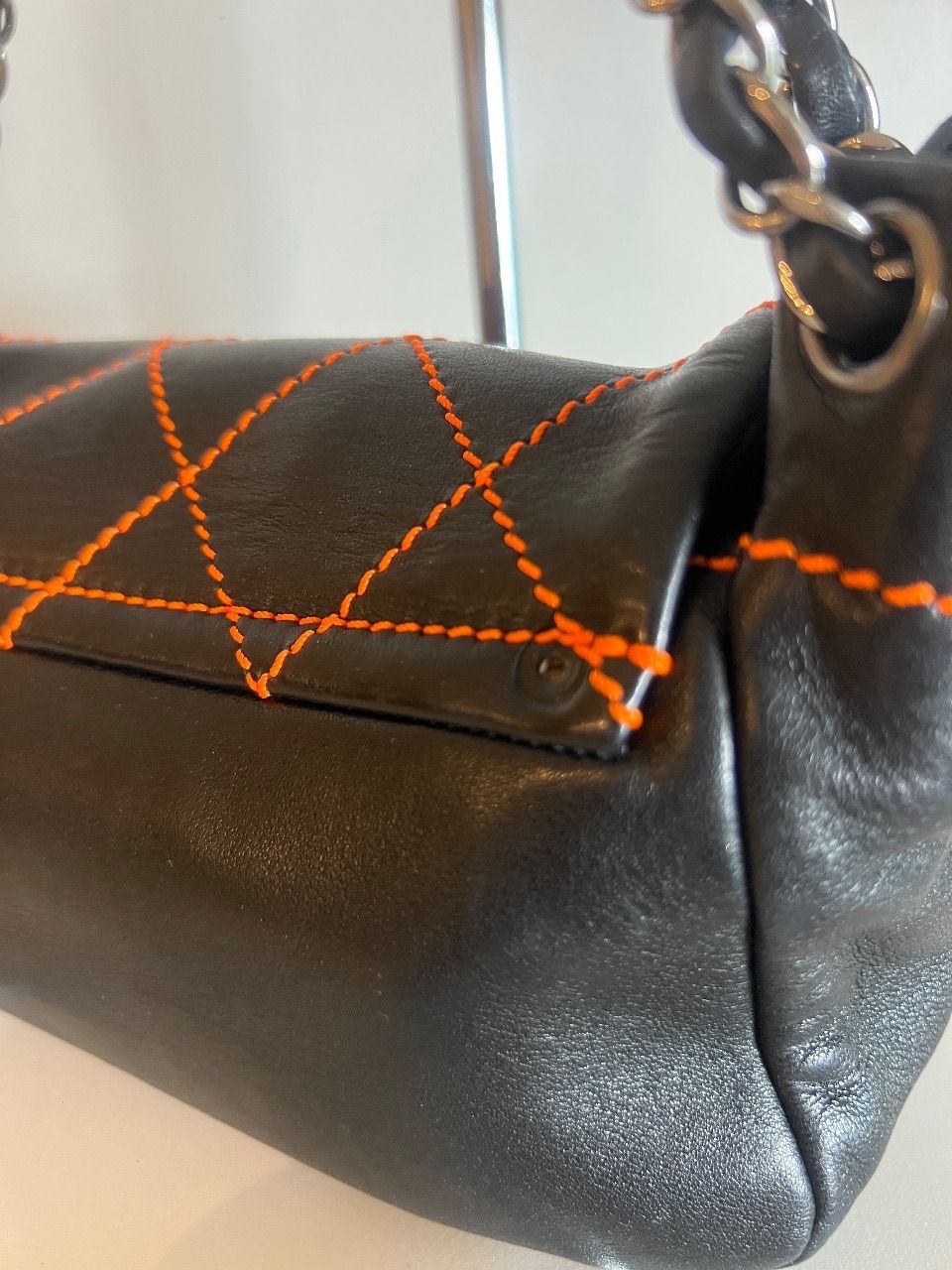 Bolsa Wild Stitch Flap couro preto pesponto laranja CC — foto 5