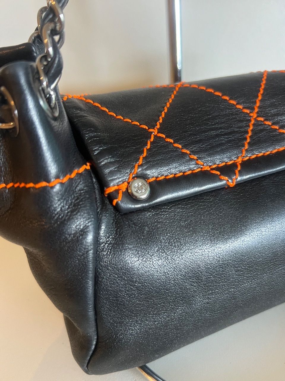 Bolsa Wild Stitch Flap couro preto pesponto laranja CC — foto 6