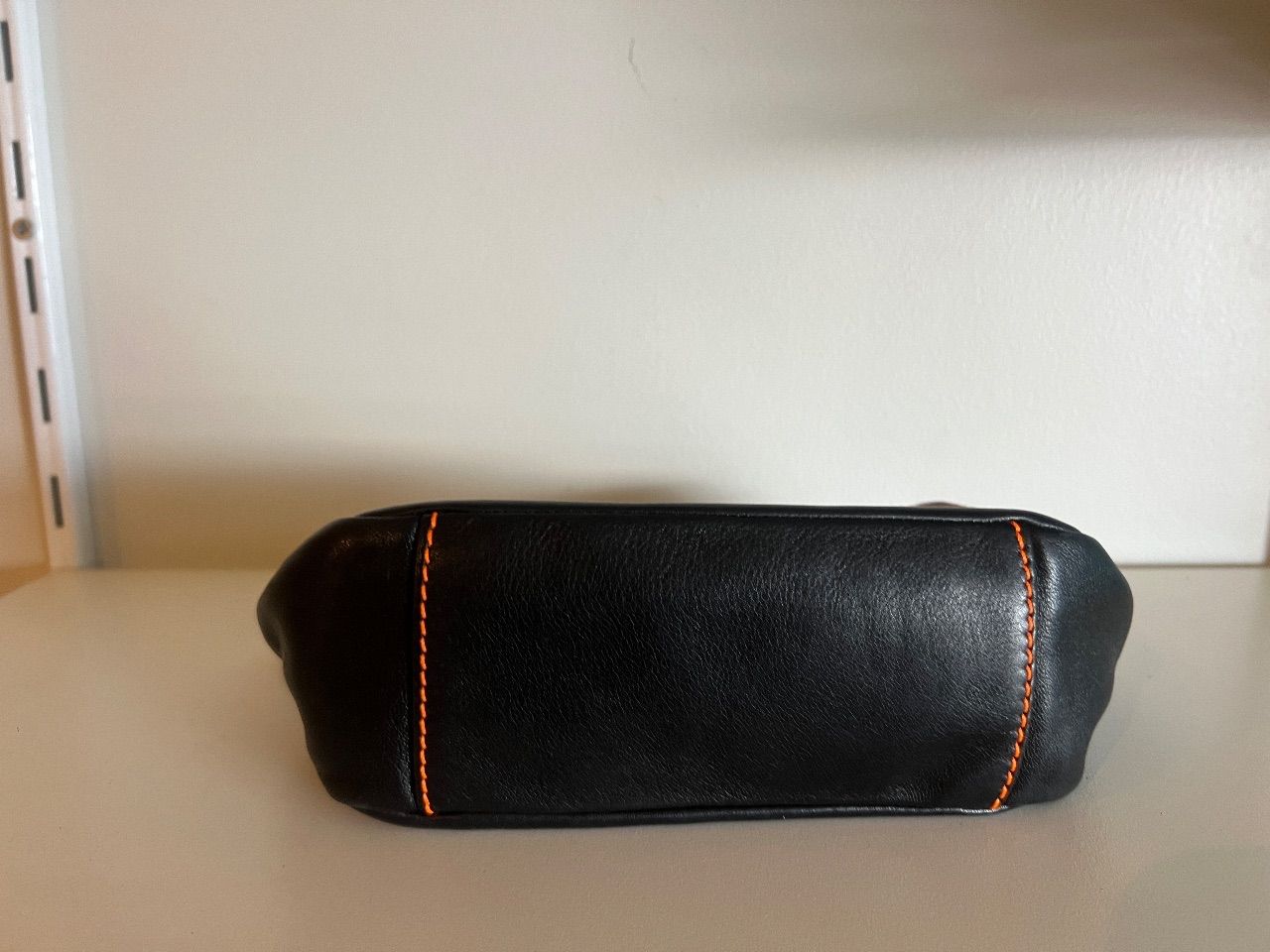 Bolsa Wild Stitch Flap couro preto pesponto laranja CC — foto 7