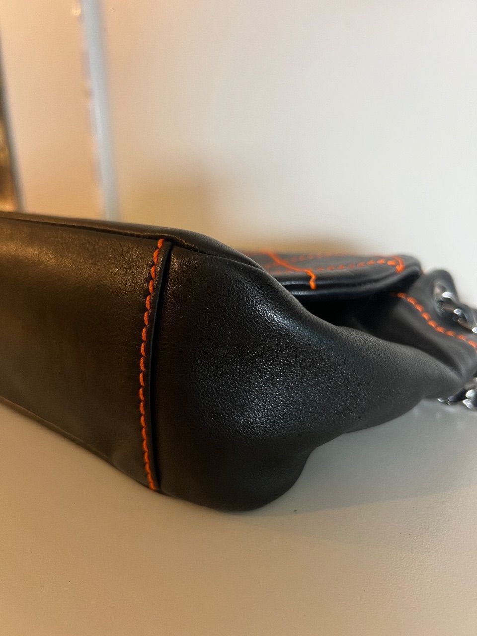 Bolsa Wild Stitch Flap couro preto pesponto laranja CC — foto 8