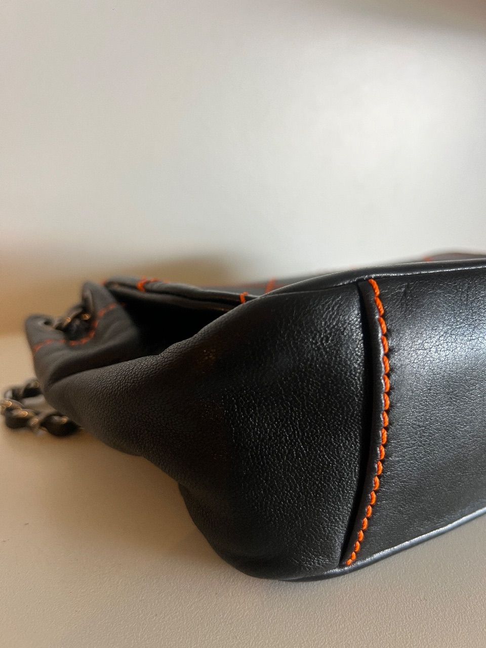 Bolsa Wild Stitch Flap couro preto pesponto laranja CC — foto 9