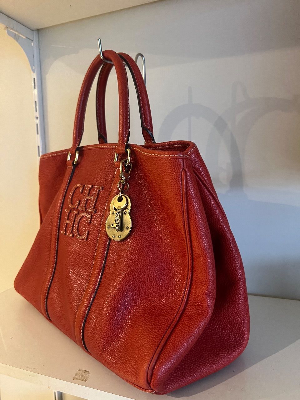 Bolsa tote Insignia couro vermelho com cadeado — foto 2