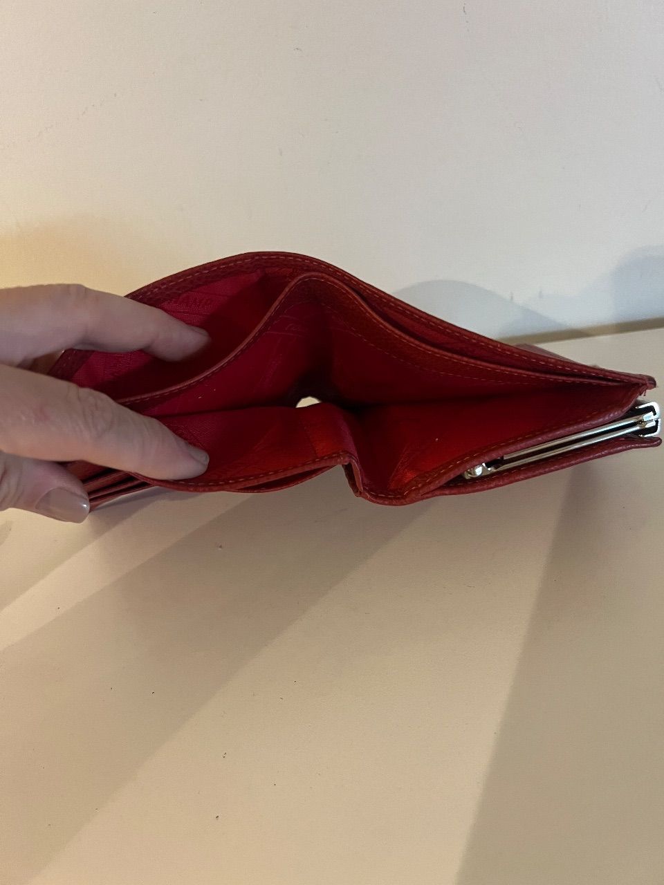 Carteira compacta de couro vermelho — foto 6