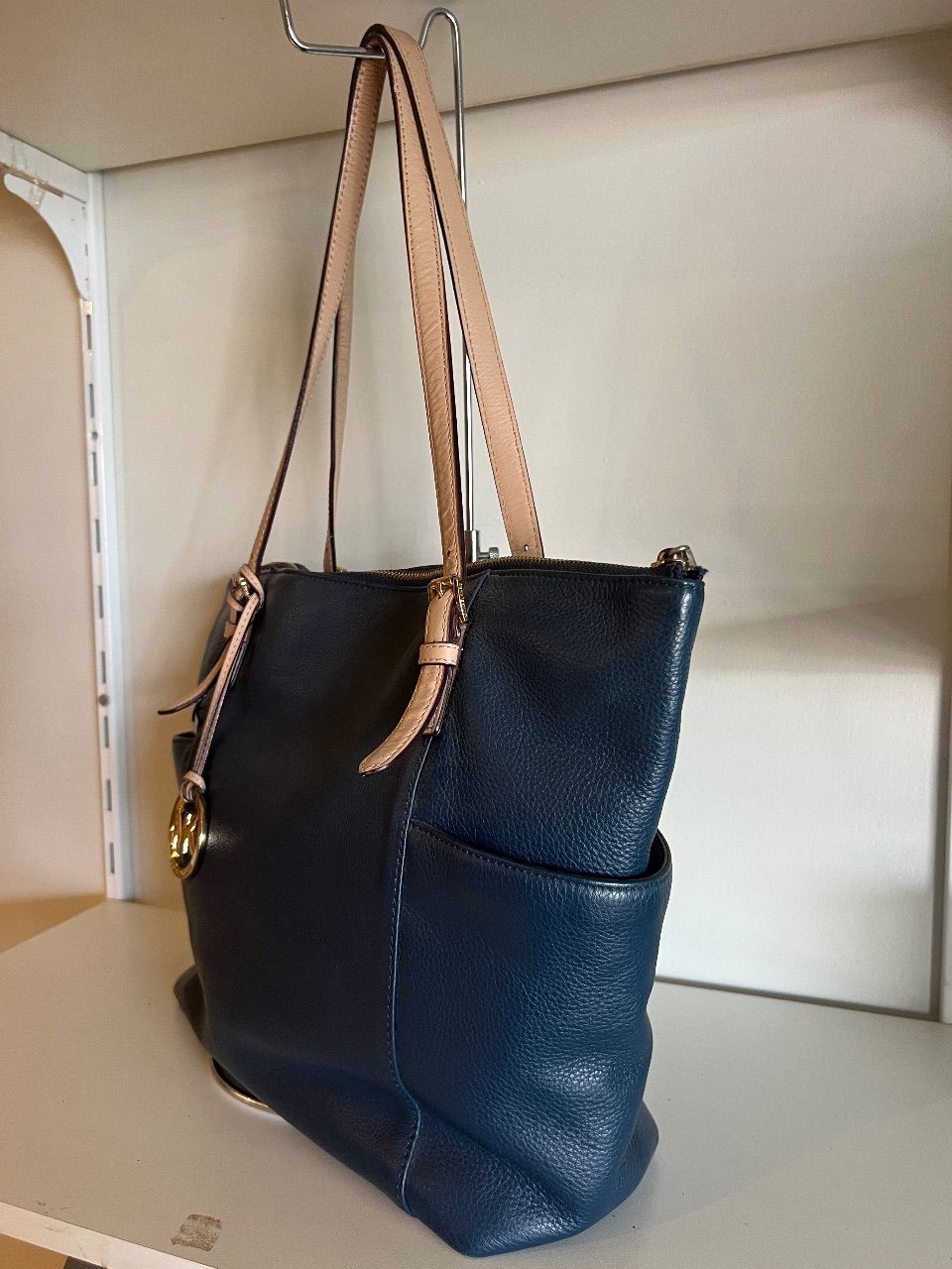 Bolsa tote couro azul marinho com alças bege — foto 2