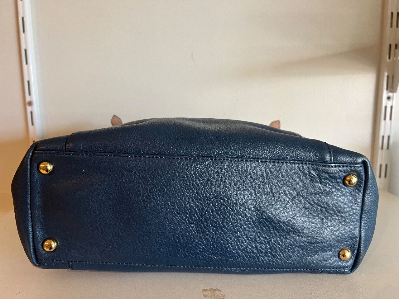 Bolsa tote couro azul marinho com alças bege — foto 3