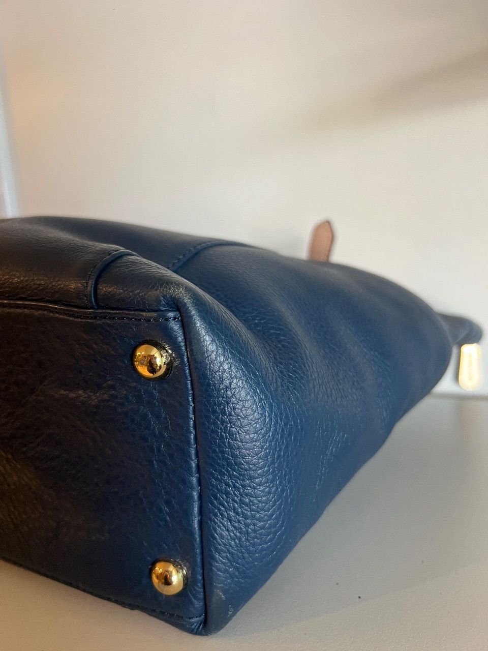 Bolsa tote couro azul marinho com alças bege — foto 4