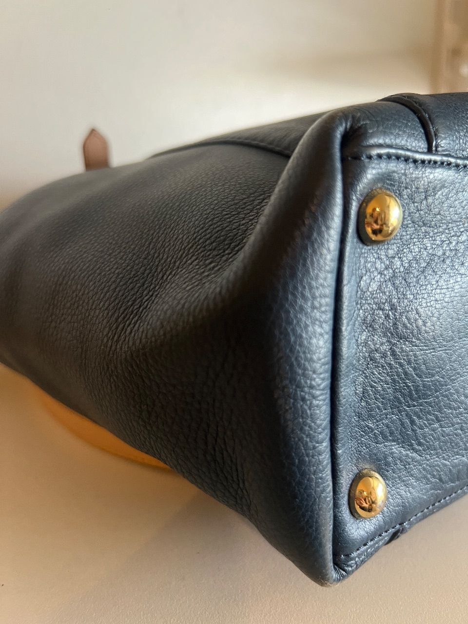 Bolsa tote couro azul marinho com alças bege — foto 5