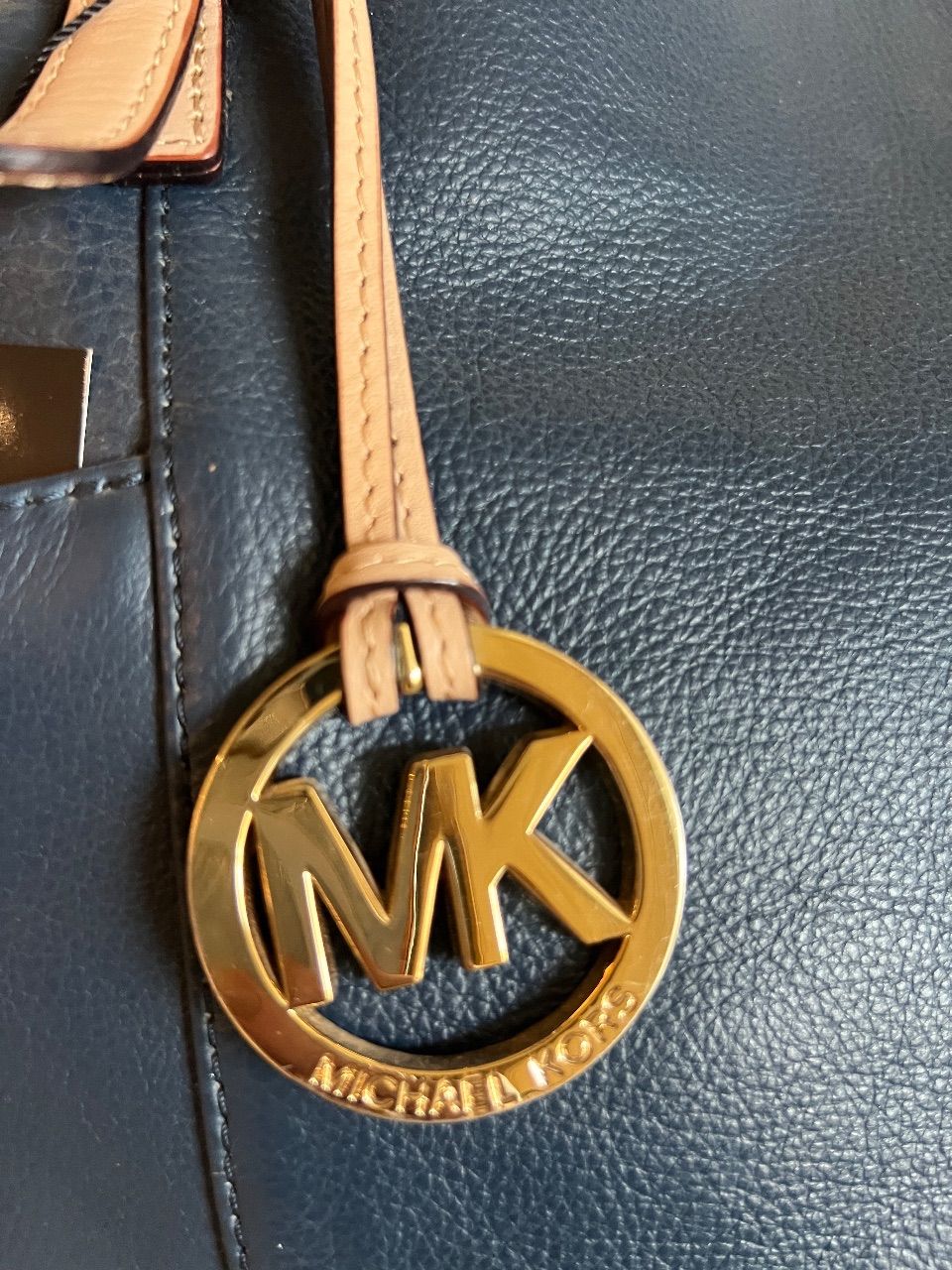 Bolsa tote couro azul marinho com alças bege — foto 6