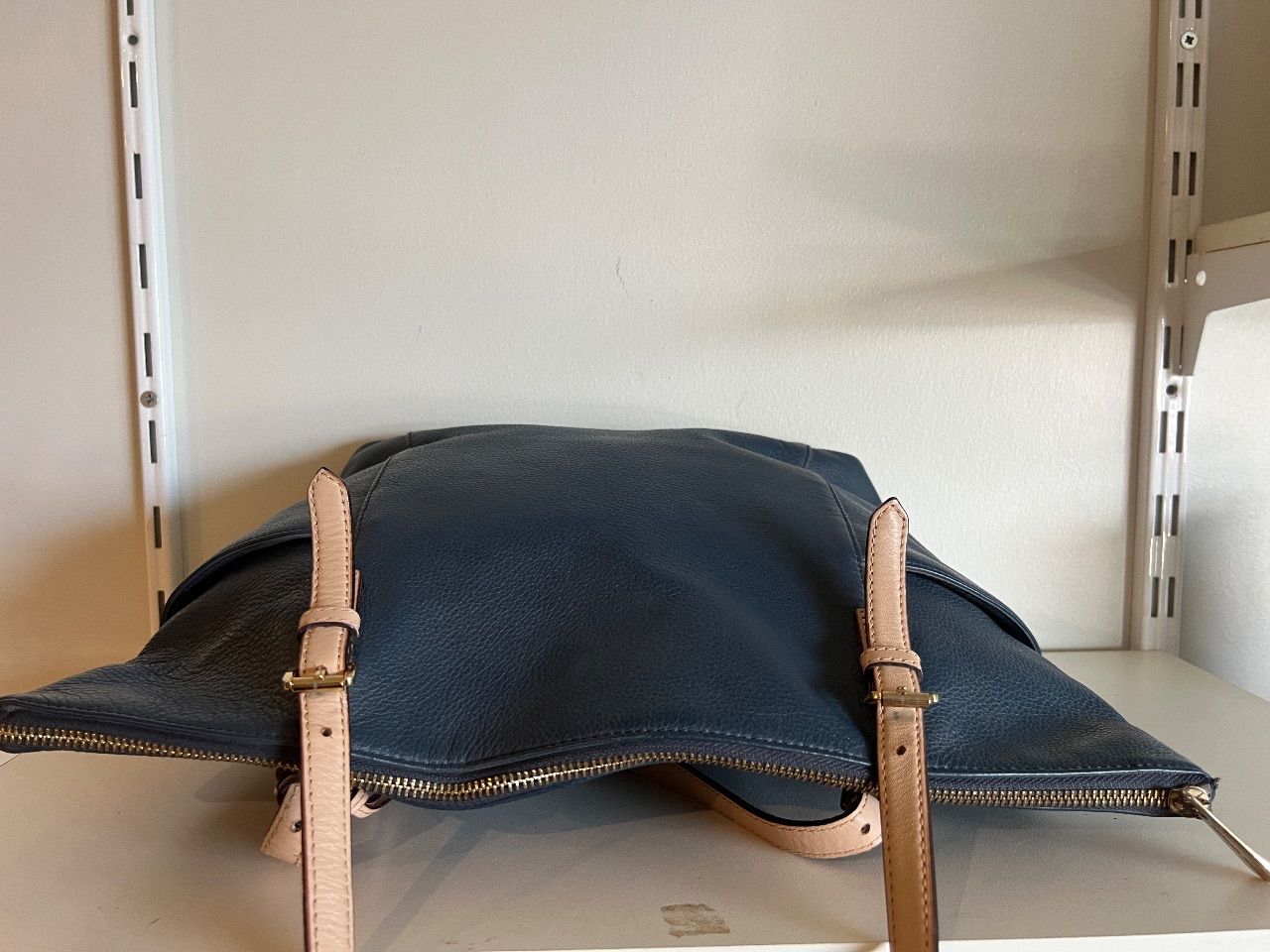 Bolsa tote couro azul marinho com alças bege — foto 7