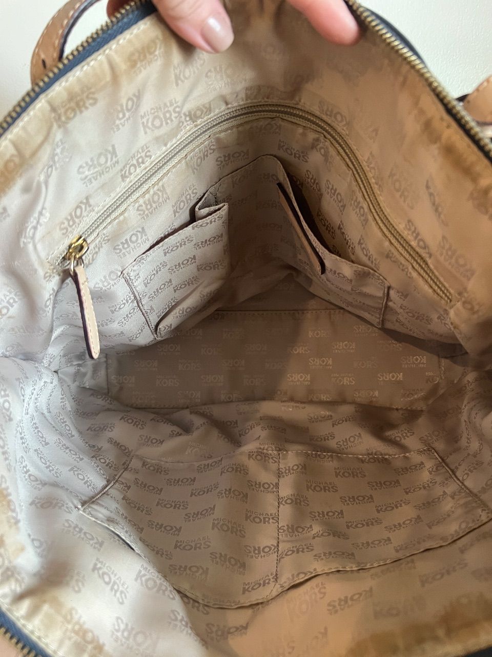 Bolsa tote couro azul marinho com alças bege — foto 8