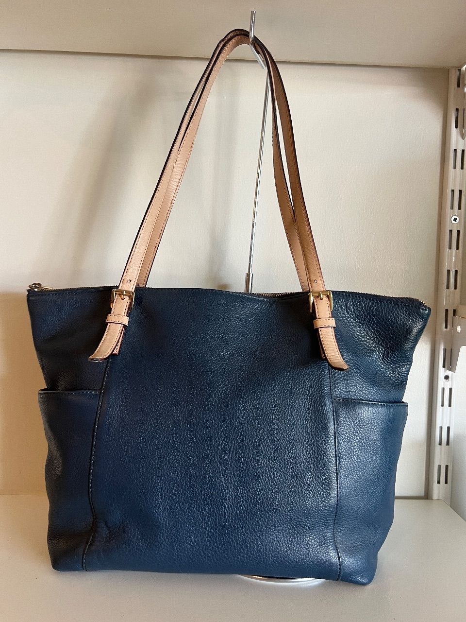 Bolsa tote couro azul marinho com alças bege — foto 9