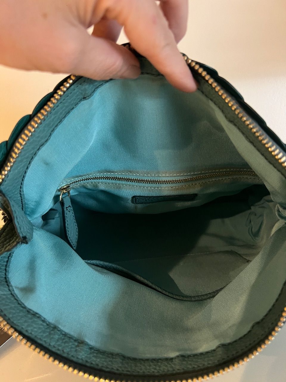 Bolsa crossbody couro turquesa com aplicações circulares — foto 10